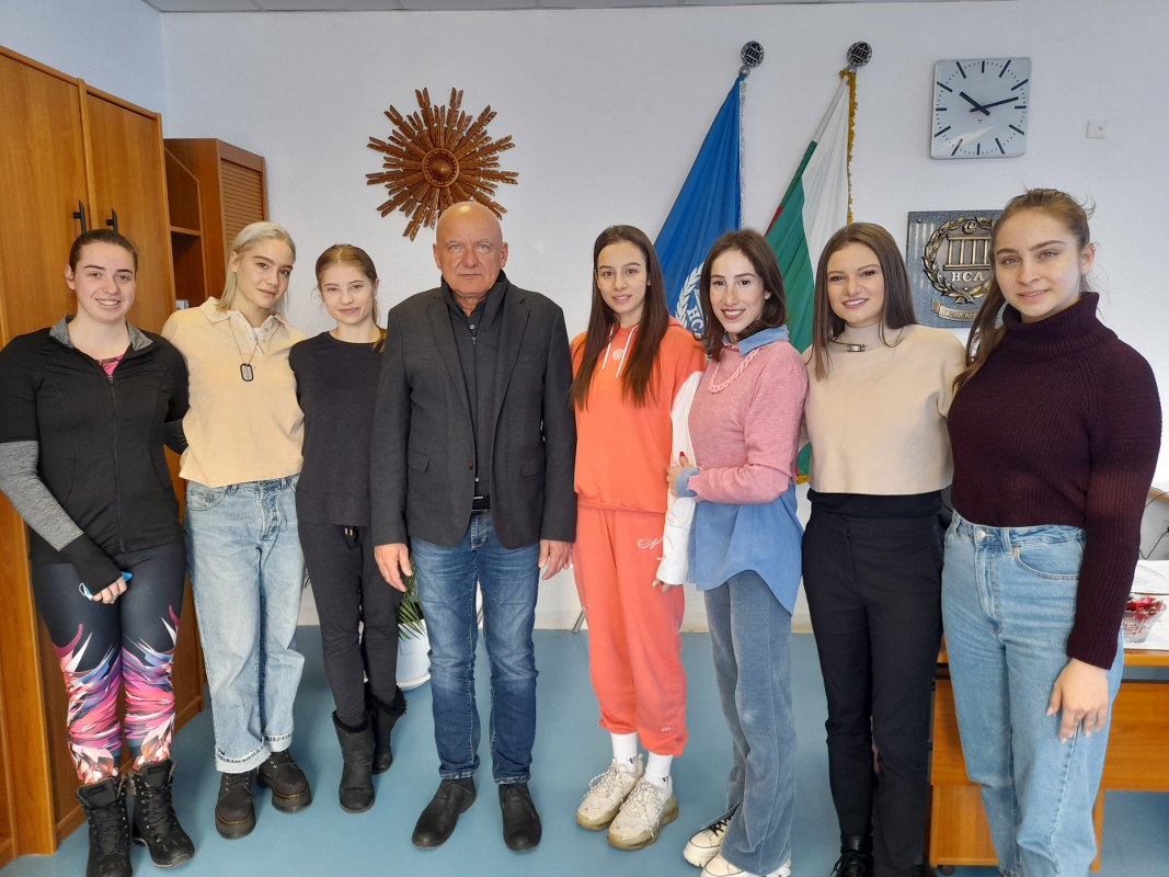 Среща на ректора с олимпийските шампионки от ансамбъла