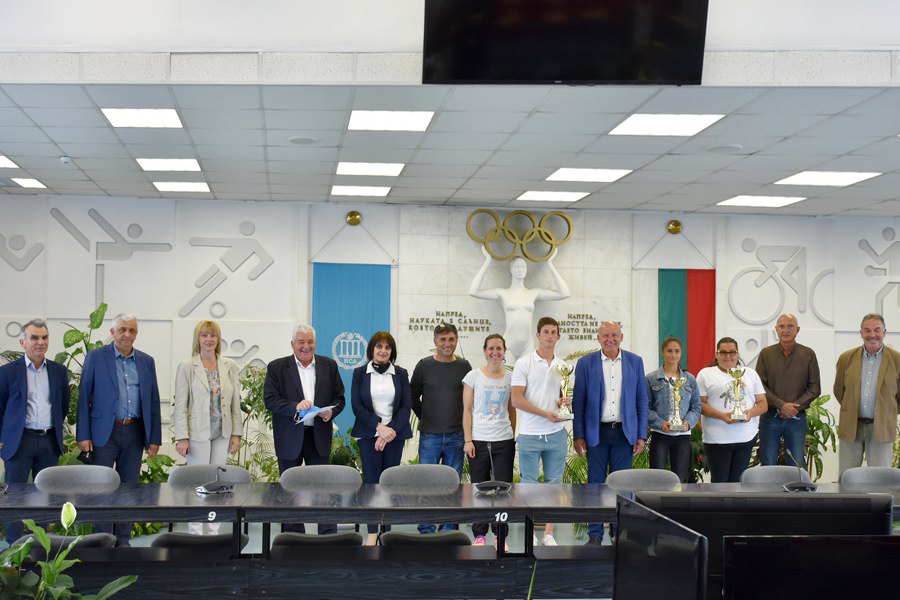 Победители и призьори връчиха на ректора купите от Национална Универсиада-2021