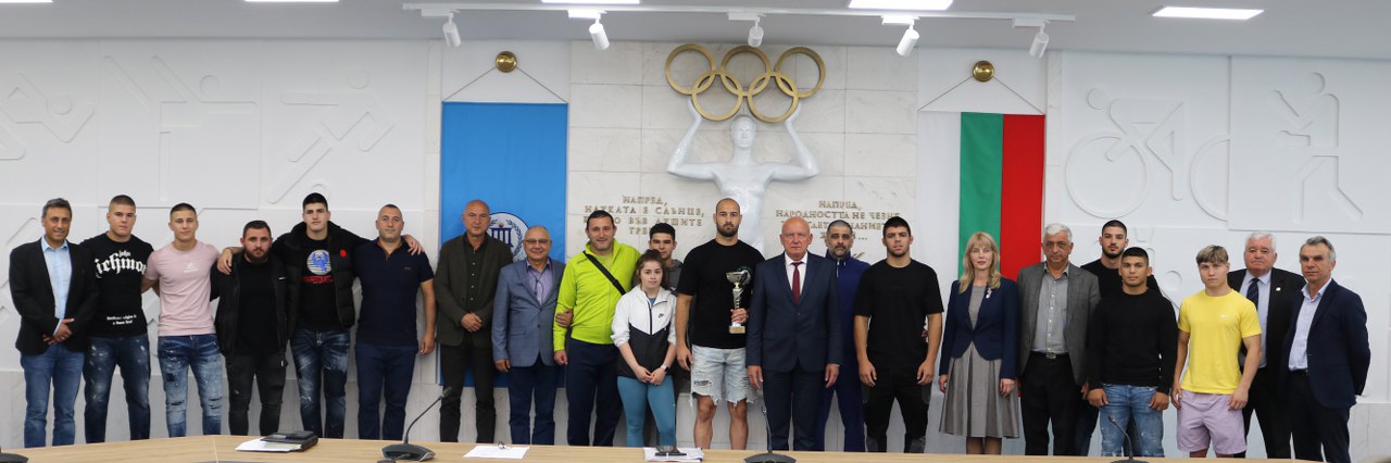 Шампионите по борба връчиха купата от държавното първенство на ректора