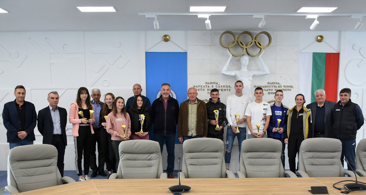 Лекоатлетите връчиха на ректора купата на комплексен шампион от Универсиада’23