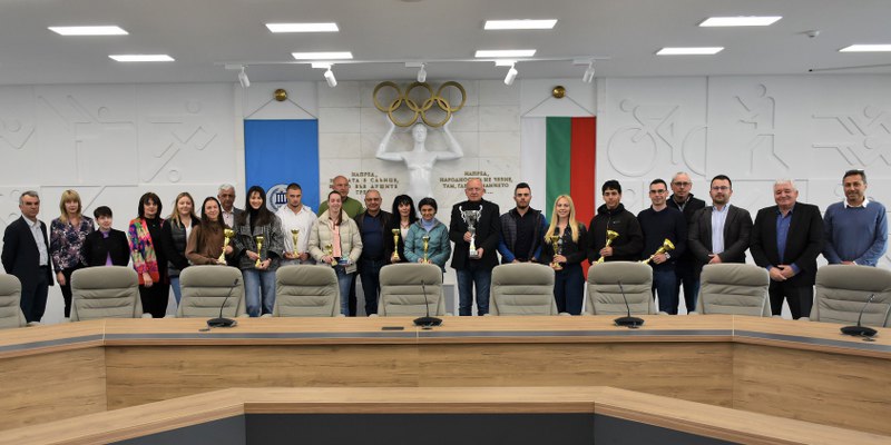 Купата на комплексен шампион от Зимната универсиадата бе връчена на ректора