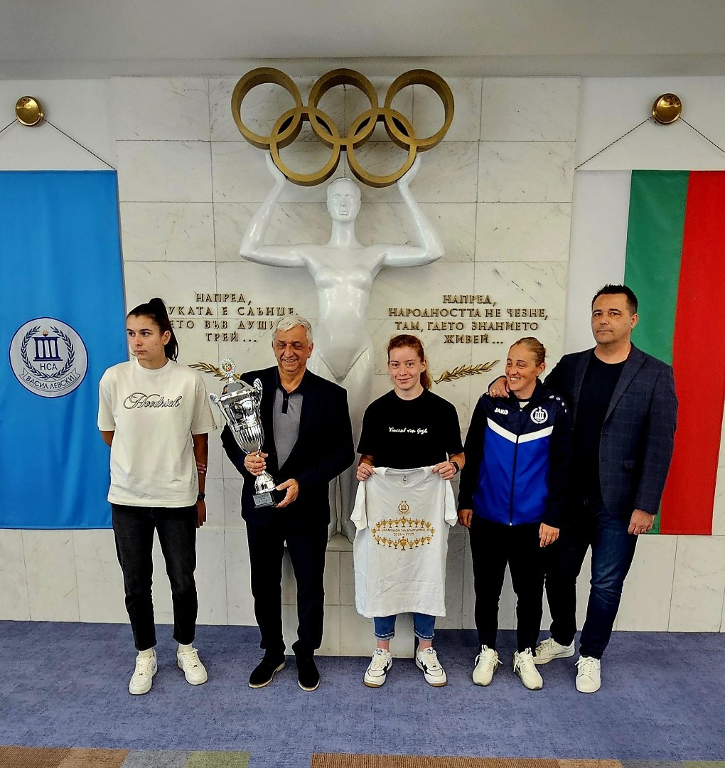 Футболистките на НСА връчиха шампионската си купа на ректора 