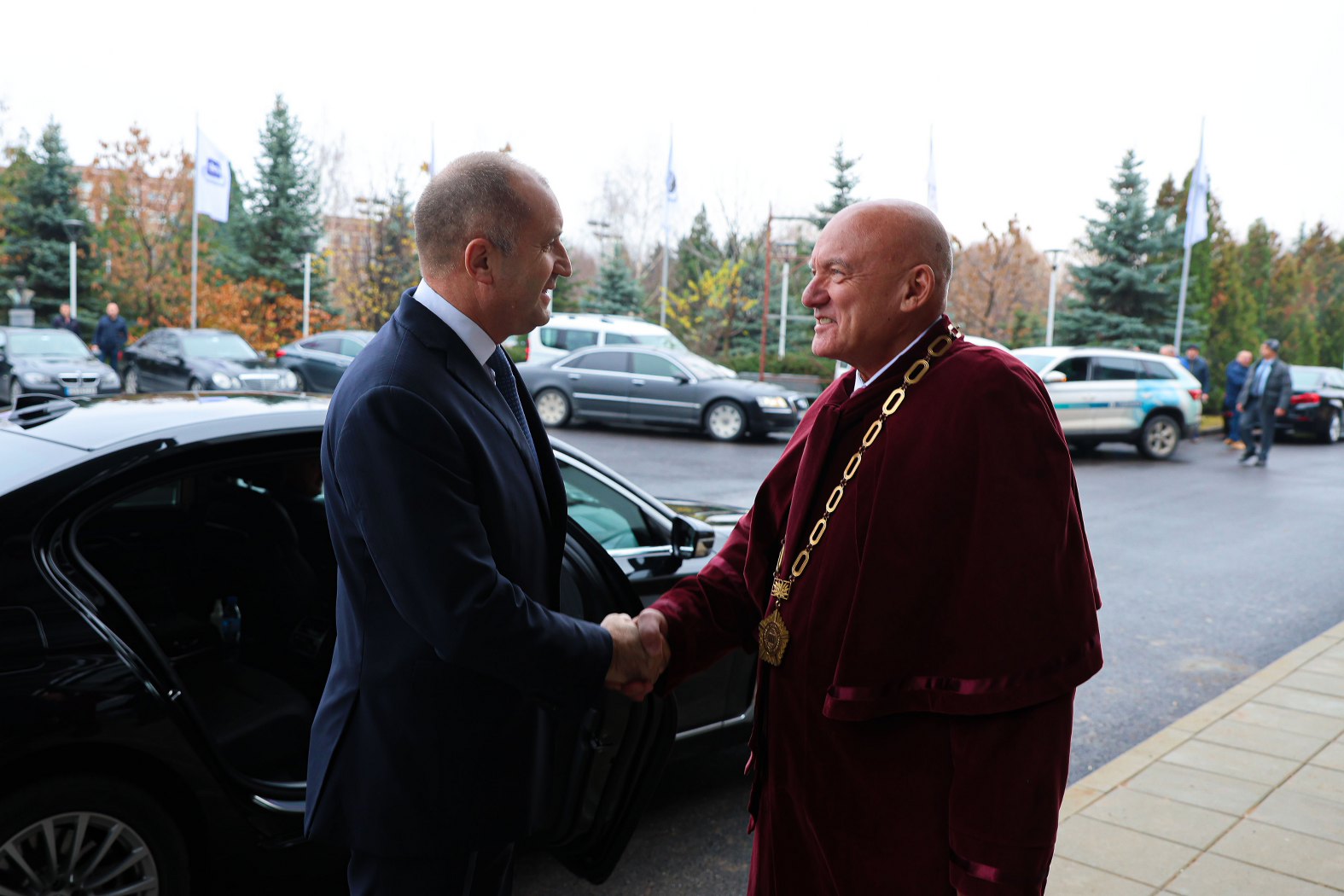 Президентът Румен Радев награди НСА с Почетен знак