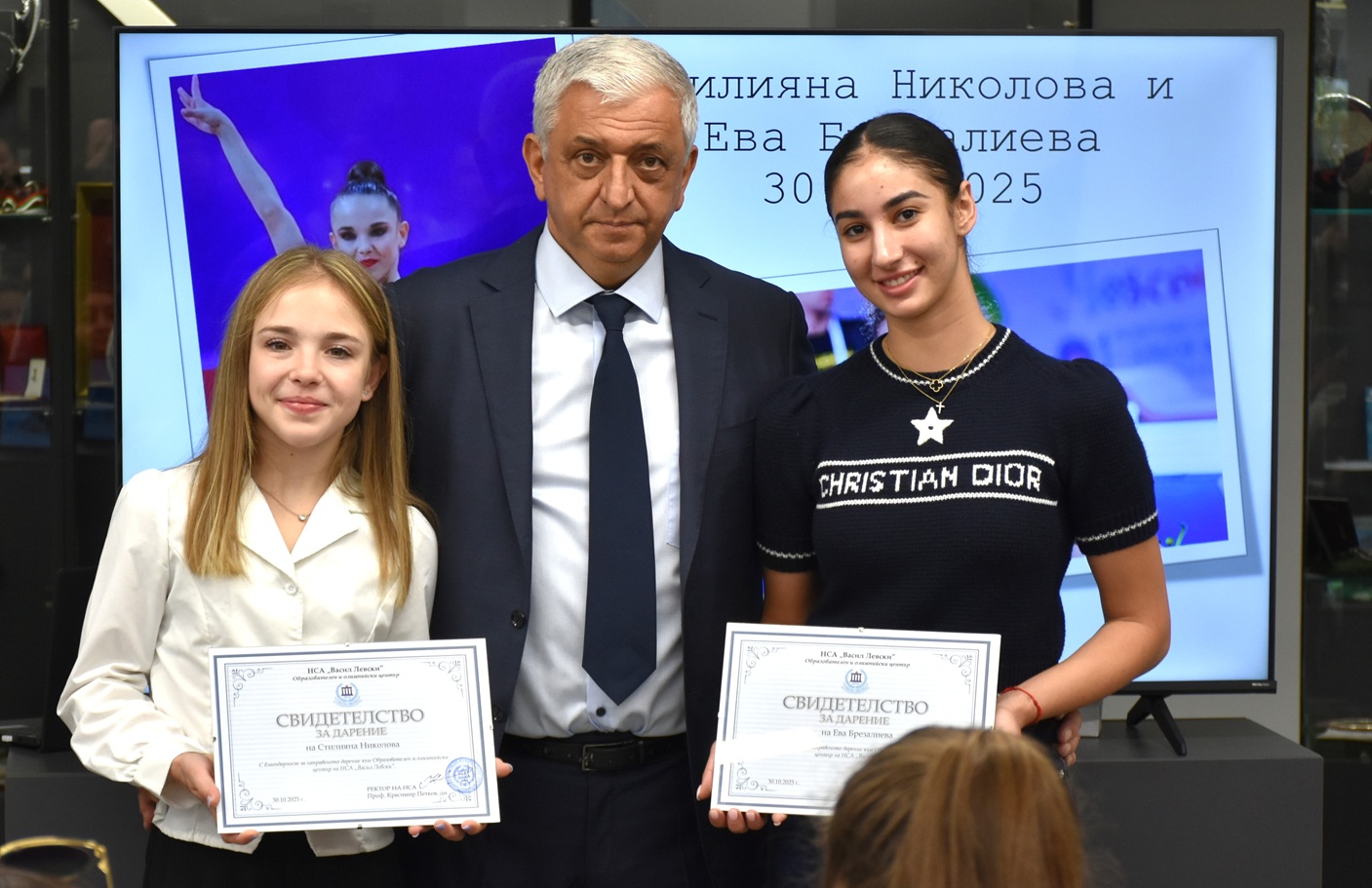 Стилияна Николова и Ева Брезалиева дариха своя екипировка на Образователния и олимпийски център на НСА