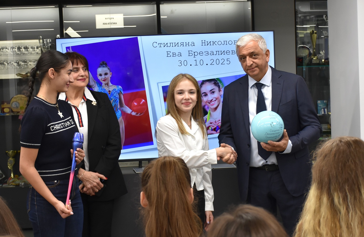 Стилияна Николова и Ева Брезалиева дариха своя екипировка на Образователния и олимпийски център на НСА