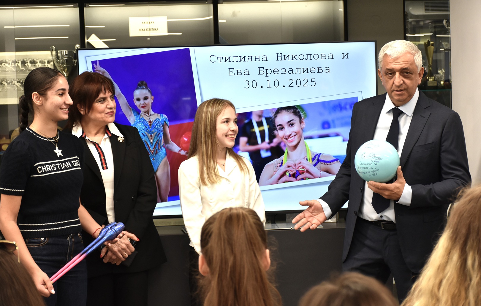 Стилияна Николова и Ева Брезалиева дариха своя екипировка на Образователния и олимпийски център на НСА