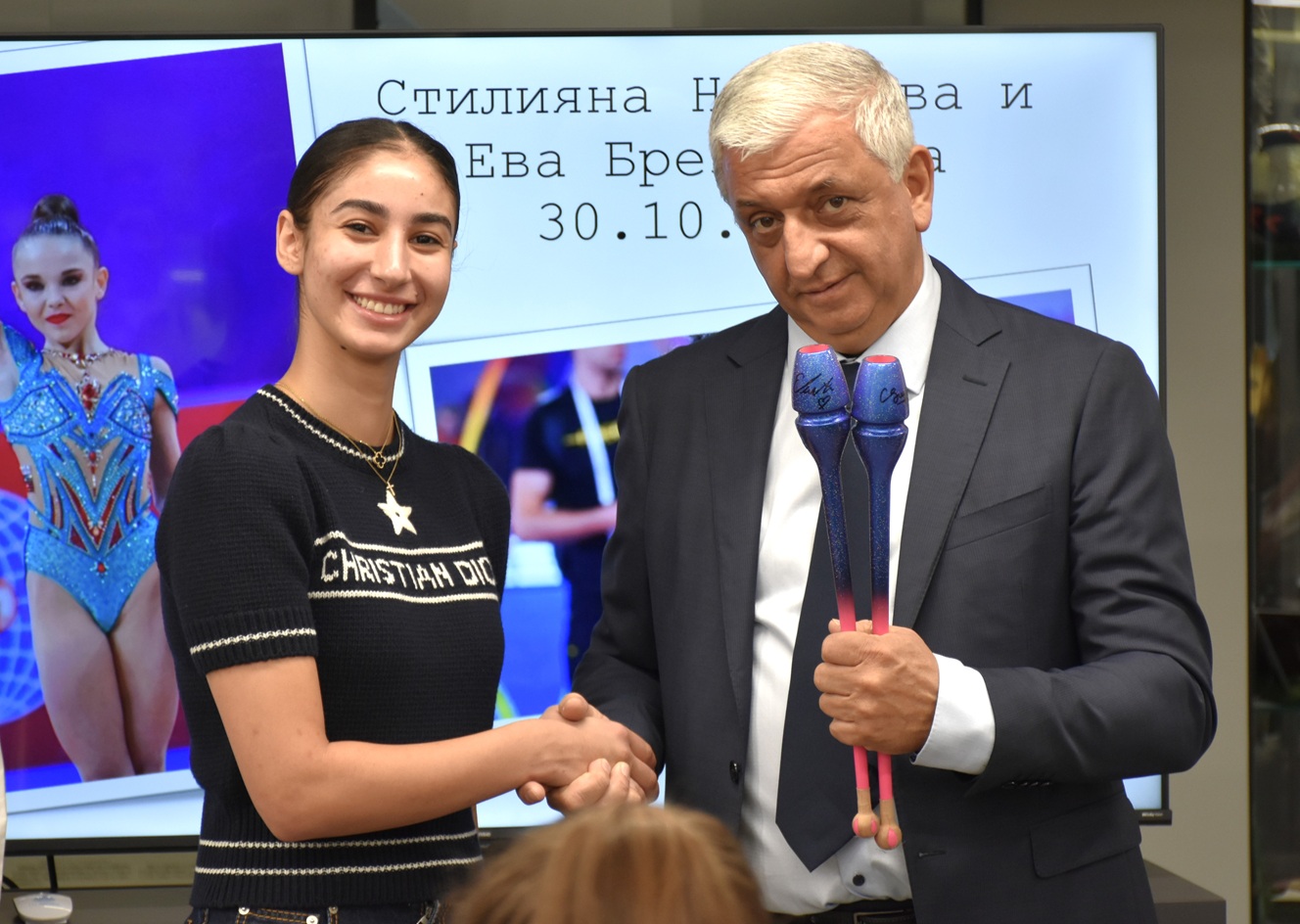 Стилияна Николова и Ева Брезалиева дариха своя екипировка на Образователния и олимпийски център на НСА
